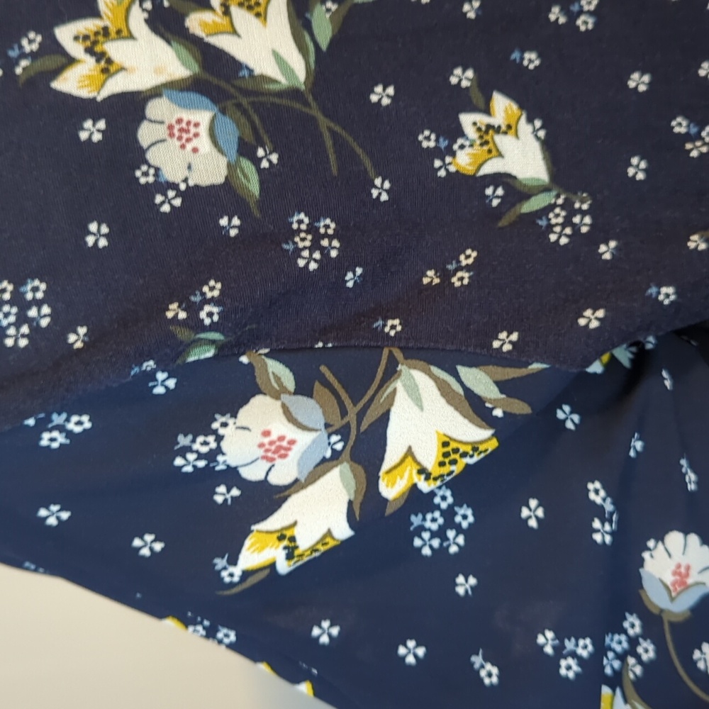 LOFT Floral Navy Top Size M - Picture 4 of 6